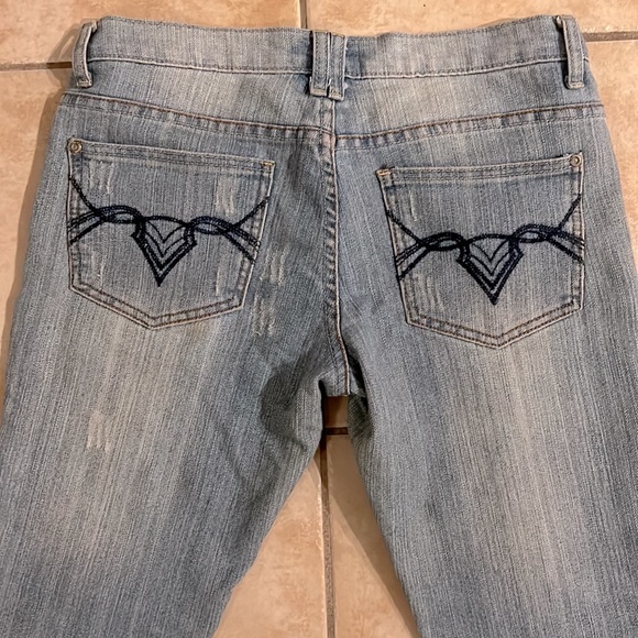 Paparazzi Light Wash Distressed Jeans in Junior’s size 9/10 - Picture 9 of 12